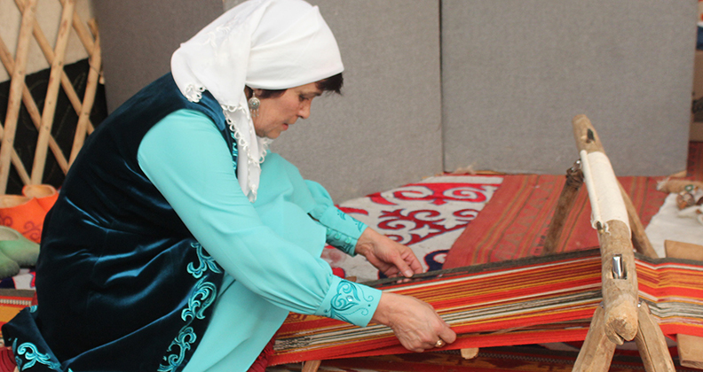 Kazakhstan Artisans Kulyash at loom