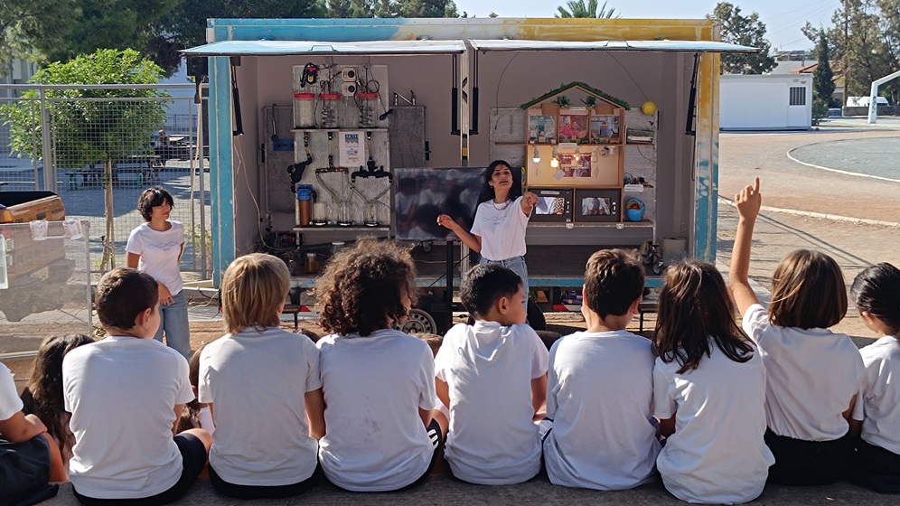 young students at a tech demo