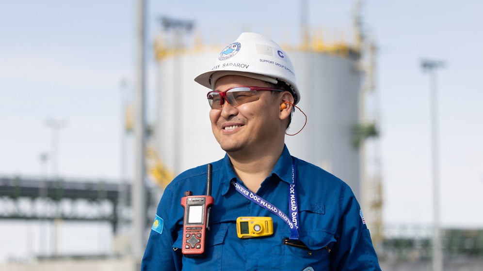 employee wearing a hardhat and safety glasses